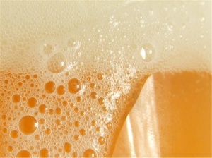 Weizenbier, Glas überschäumend